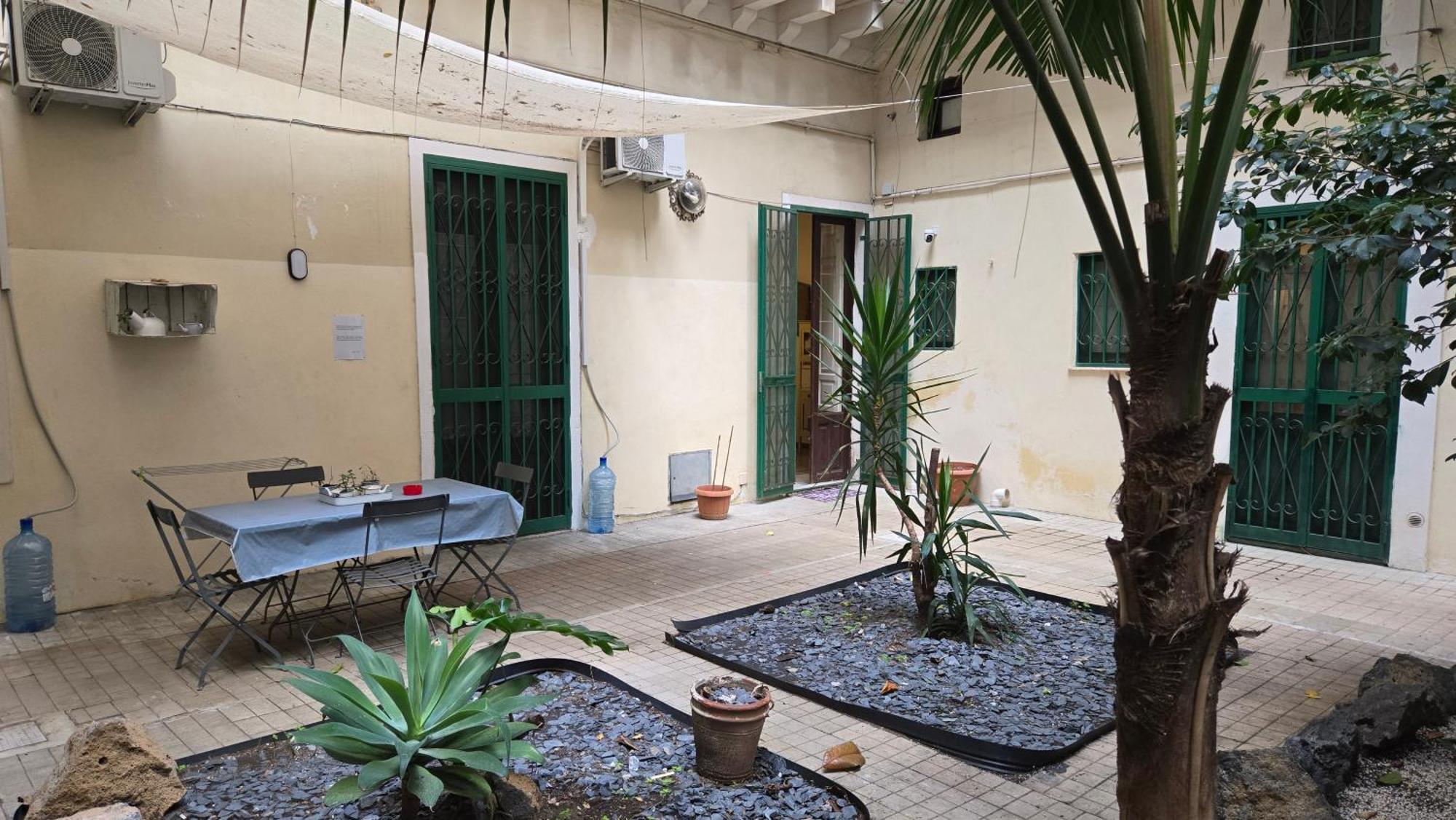 Отель Saranton House Катания Экстерьер фото